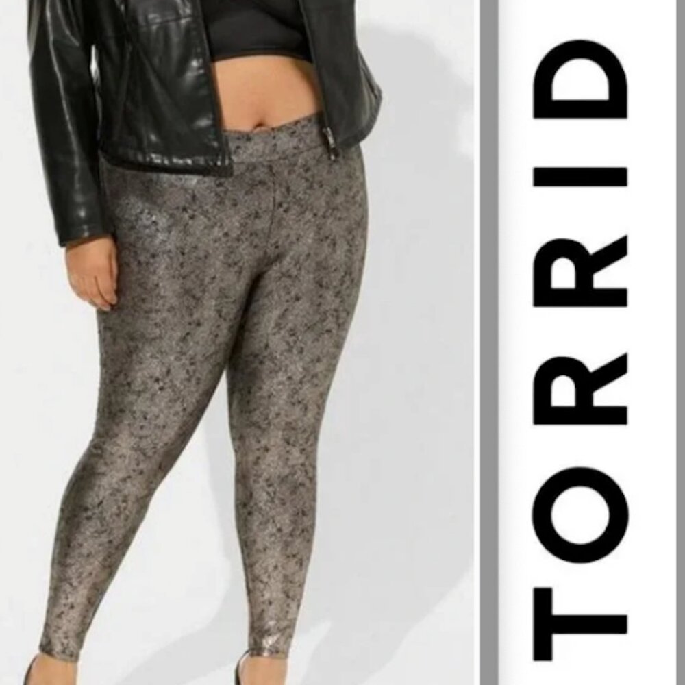 (NWT) Torrid size 4 Shiny Crackle Leggings!